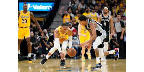 Los Angeles Lakers derrotaron a San Antonio Spurs 114-106 en casa